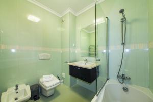 een badkamer met een wastafel, een toilet en een douche bij C05 - Convento Apartment in Lagos +45 foto's