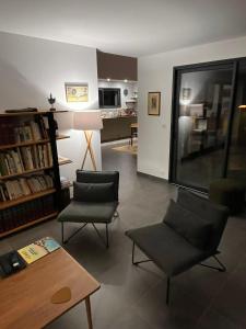 un soggiorno con due sedie e un tavolo di Glen Ross, plage à moins de 10 min à pied a Névez