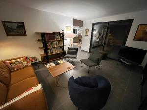 un soggiorno con un divano, sedie e un tavolo di Glen Ross, plage à moins de 10 min à pied a Névez