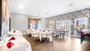 Restaurace v ubytování The Chateau at Lake La Quinta + 51 fotografií