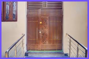 eine große Holztür an der Seite eines Gebäudes in der Unterkunft Nivasa Royale Hotel Near Railway Station in Lucknow