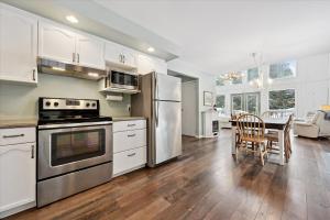 Η κουζίνα ή μικρή κουζίνα στο Whispering Dune Winter Retreat by Singing Sands