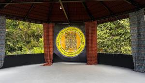 een podium met een bord aan de zijkant bij Sitio ecológico para eventos in Benevides