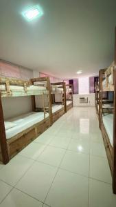 een kamer met een aantal stapelbedden bij O Sol da Manhã in Rio de Janeiro +14 foto's