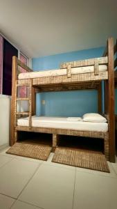 2 stapelbedden in een kamer bij O Sol da Manhã in Rio de Janeiro