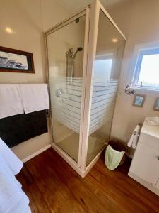 eine Dusche mit Glastür im Badezimmer in der Unterkunft The Sweet Spot Family Home Centrally Located Motueka in Motueka + 25 Fotos