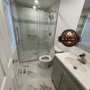 een badkamer met een douche, een toilet en een wastafel bij RUM MAREA lUXURY CAMP in Wadi Rum