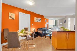 Køkken eller tekøkken på 2 bedroom spacious apartment in Mississauga + 26 billeder