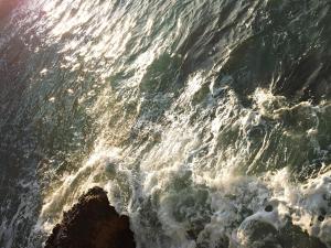 een bovenaanzicht van de oceaan met golven bij Giro di Bitta in Giovinazzo