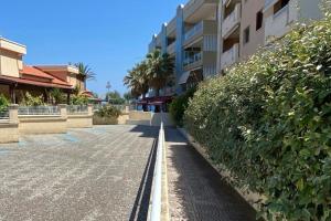 een straat voor een appartementencomplex bij Giro di Bitta in Giovinazzo