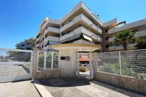 een gebouw met een wit hek en een deur bij Giro di Bitta in Giovinazzo