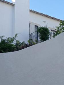 a white house with a building at Casa das Glicínias in Óbidos