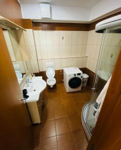 ein kleines Badezimmer mit Toilette und Waschbecken in der Unterkunft Apartament Modern & Spatios - La 2 minute de Mare in Mamaia Nord – Năvodari