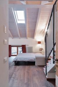 una camera da letto con un grande letto in un soppalco di Torretta della Pescalina - Pescate - Lecco a Pescate