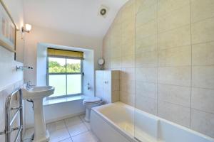 un bagno con vasca, WC e lavandino di 4 Bed in St. Mawgan oc-p00610 a Saint Mawgan Altre 15 foto