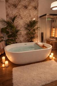een bad in een badkamer met kaarsen bij Ama Esclusive Spa Florence in Florence
