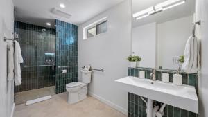 Koupelna v ubytování A Hollywood Location Chic Renovated 1BDR Patio Urban Jungle by AvantStay + 14 fotografií