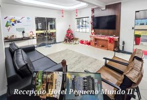 ein Wohnzimmer mit Möbeln und einem Weihnachtsbaum in der Unterkunft Hotel Pequeno Mundo 2 in Campo Verde