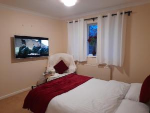 Et tv og/eller underholdning på Four-bedroom house, kitchen, TV in each bedroom