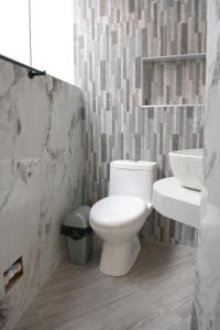 Et badeværelse på Apart Hotel Alojate Kaypi + 13 billeder