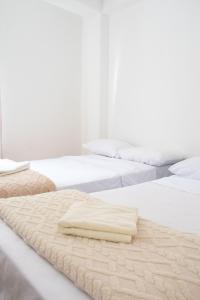 En eller flere senge i et værelse på Apart Hotel Alojate Kaypi