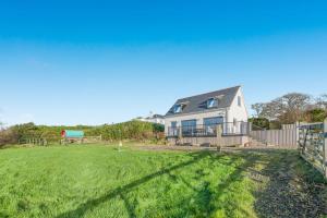 a white house with a fence and a yard at 2 Bed in Crackington Haven oc-h33817 in Crackington Haven