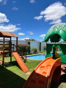 Swimmingpoolen hos eller tæt på Apartamento térreo em condomínio 24 hrs