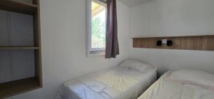 カンソンにあるCamping - Piscine - ccbbabdの窓のある部屋にベッドが2つある +98枚の写真