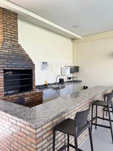 Køkken eller tekøkken på Apartamento térreo em condomínio 24 hrs