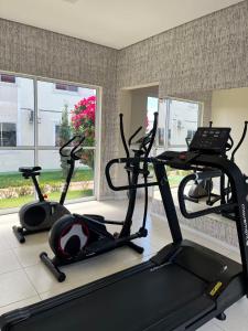 Fitnesscentret og/eller fitnessfaciliteterne på Apartamento térreo em condomínio 24 hrs