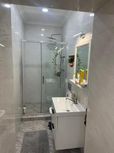 Et badeværelse på Apartament ultracentru