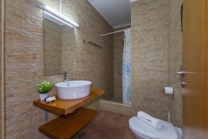 Et badeværelse på D07 - Torraltinha Villa in Lagos + 35 billeder