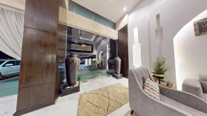 麦地那أونيسن المدينة的带沙发和壁炉的客厅