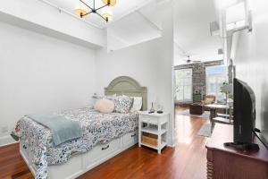 En eller flere senge i et værelse på Knockout Loft- Near Plant Riverside