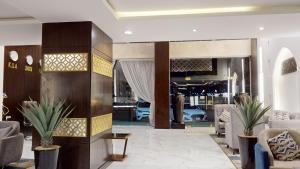 麦地那أونيسن المدينة的酒店大堂里摆放着沙发和椅子