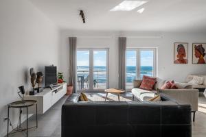 a living room with a couch and a tv at FozPanoramic in Foz do Arelho