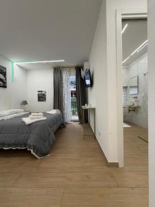 una camera da letto con un letto grande e un bagno di Maison Ferba a Palermo