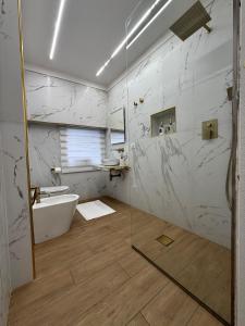 un bagno bianco con vasca e lavandino di Maison Ferba a Palermo Altre 41 foto