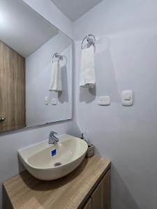 Koupelna v ubytování Más de 30 Apartamentos Privados en el Quindío con PISCINA