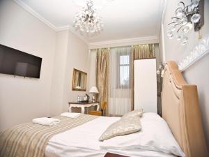 Televiisor ja/või meelelahutuskeskus majutusasutuses Dwór Hetman