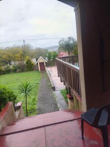 een balkon van een huis met uitzicht op een tuin bij Brando bnb in Koning Willemstad +29 foto's
