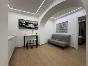 un soggiorno con un letto e un tavolo di Maison Ferba a Palermo