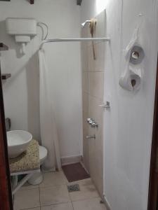 ein Badezimmer mit Dusche, Toilette und Waschbecken in der Unterkunft Casa de ensueño a pasos del mar in Camet Norte