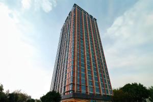 Un edificio alto con un cielo azul al fondo. en Stylish apartments by VIATO HOMES, en Ciudad de México