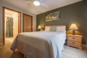 Ένα ή περισσότερα κρεβάτια σε δωμάτιο στο Cozy 2BR-5BD Suite - Mountain Views - Htd Parking +10 φωτογραφίες