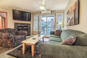 Χώρος καθιστικού στο Cozy 2BR-5BD Suite - Mountain Views - Htd Parking
