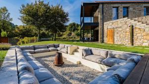 Un gran sofá sentado en medio de un patio. en Douro villa with pool, jacuzzi, garden and views, en Baião