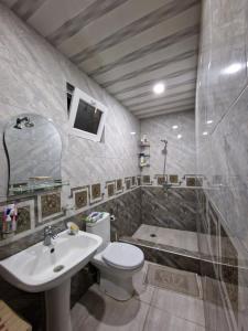 Et badeværelse på David's Cozy Apartment