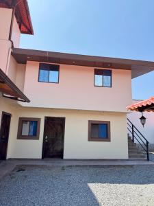 una casa blanca con una puerta y escaleras en CASACAMPO Inn, en Ibarra 17 fotos más