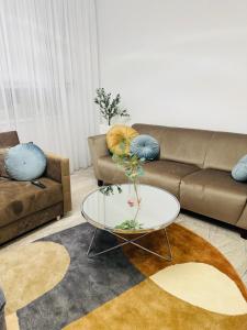 een woonkamer met een bank en een tafel bij Pastello & Bianco in Biskupiec